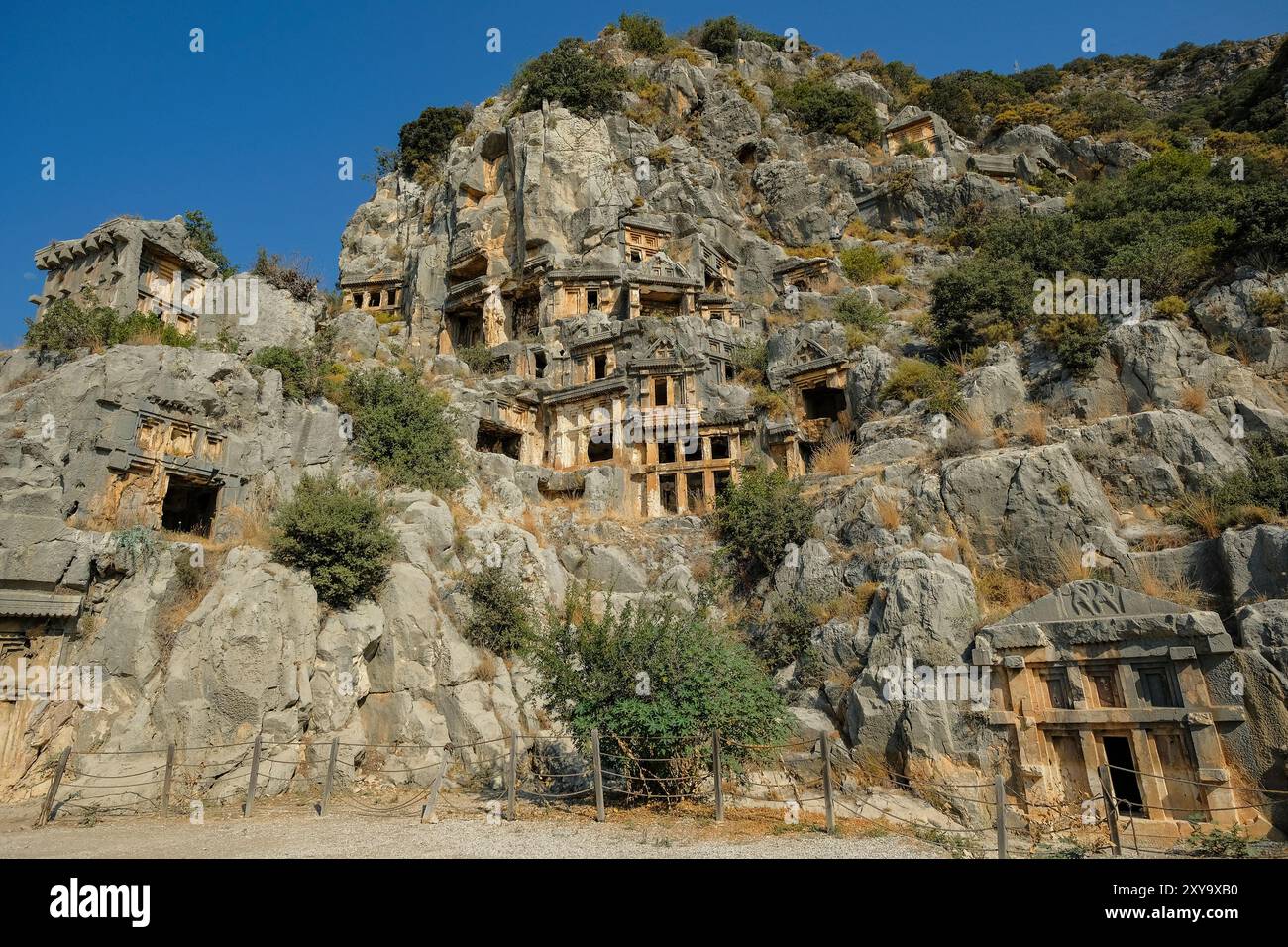 Demre, Turchia - 24 agosto 2024: Tombe scavate nella roccia nelle rovine dell'antica città di Myra a Demre, Turchia. Foto Stock