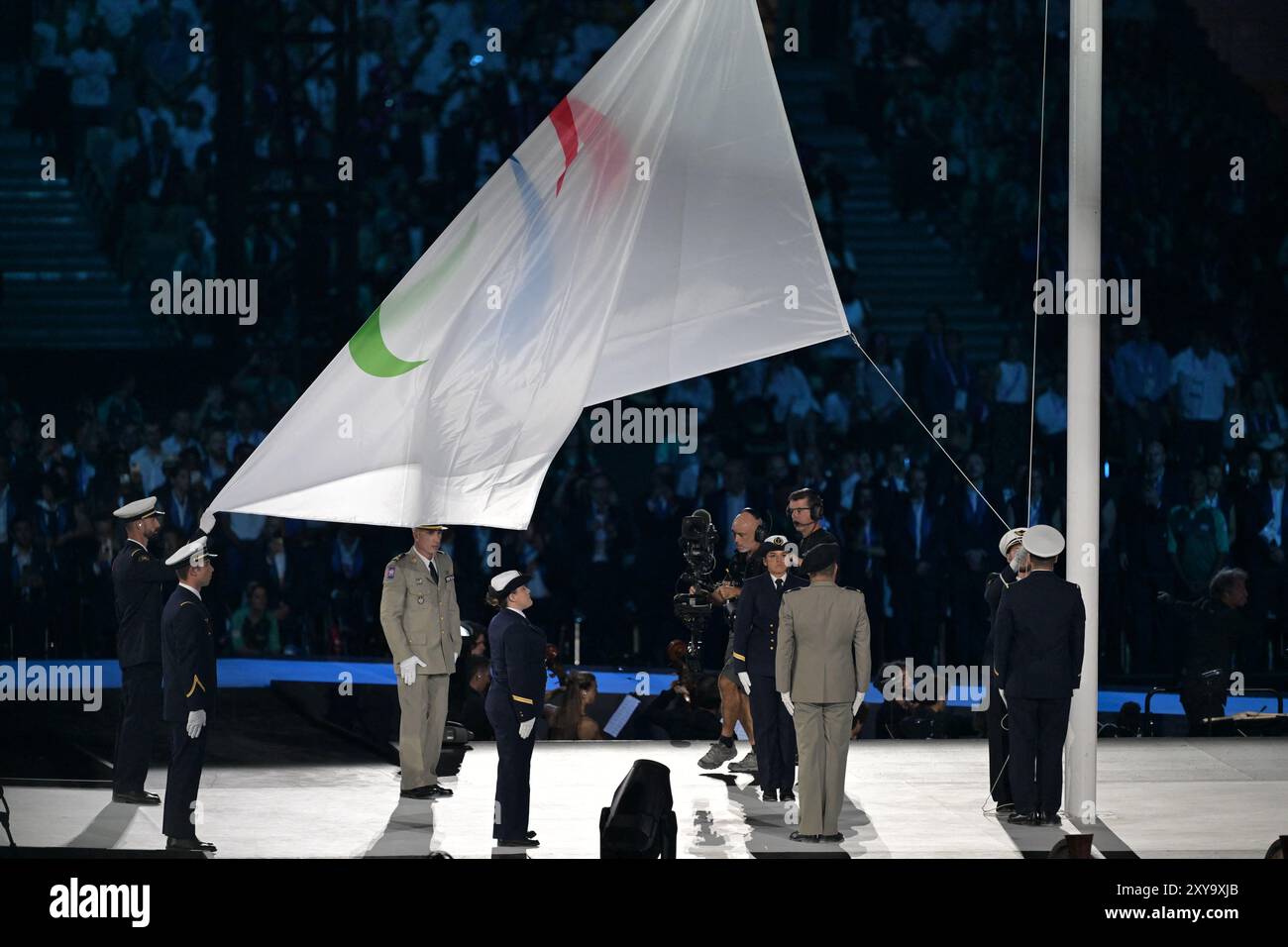 Parigi, Francia. 28 agosto 2024. La bandiera paralimpica viene issata sul palco durante la cerimonia di apertura dei Giochi paralimpici di Parigi 2024 il 28 agosto 2024. Foto di Firas Abdullah/ABACAPRESS. COM credito: Abaca Press/Alamy Live News Foto Stock