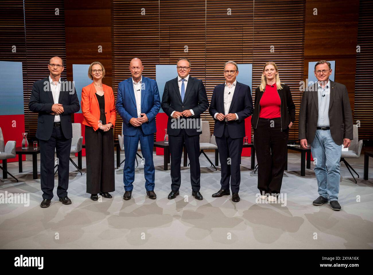 Stefan Möller AfD, Katja Wolf BSW, Thomas Kemmerich FDP, Mario Voigt CDU, Georg Maier SPD, Madeleine Henfling Bündnis 90/Die Grünen und Bodo Ramelow die Linke bei der Spitzenrunde von antenne Thüringen und NTV anlässlich der Landtagswahl 2024 a Thüringen. Weimar, 28.08.2024 *** Stefan Möller AfD , Katja Wolf BSW , Thomas Kemmerich FDP , Mario Voigt CDU , Georg Maier SPD , Madeleine Henfling Bündnis 90 Die Grünen e Bodo Ramelow Die Linke al primo turno di antenne Thüringen e NTV in occasione delle elezioni statali del 2024 in Turingia Weimar, 28 08 2024 foto:XM.xKremerx/xspi FuturexImagx Foto Stock