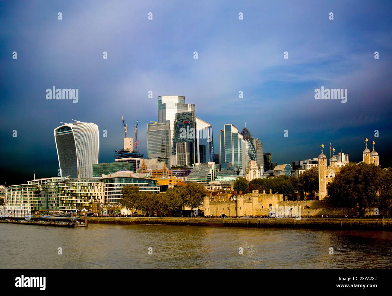 I grattacieli della City di Londra e la Torre di Londra contrastano l'architettura moderna e antica Sky Garden Scalpel Cheesegrater skyline di Londra Foto Stock