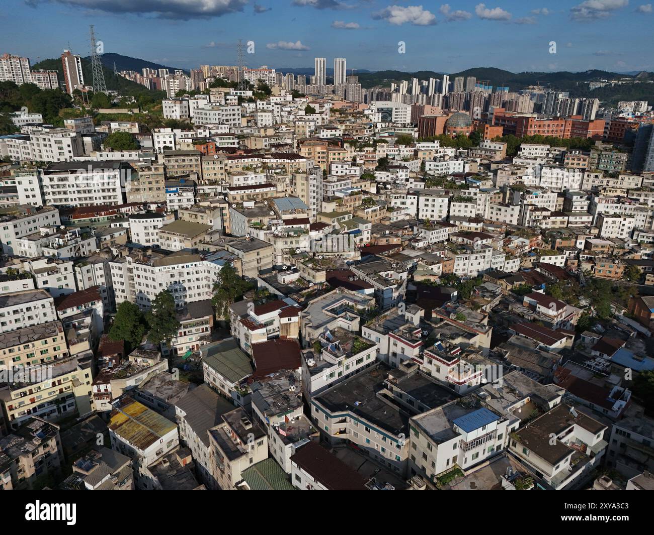 GUIYANG, CINA - 22 AGOSTO 2024 - la foto aerea mostra le case densamente affollate nel più grande villaggio di estrazione del carbone di Guiyang, a sud Foto Stock