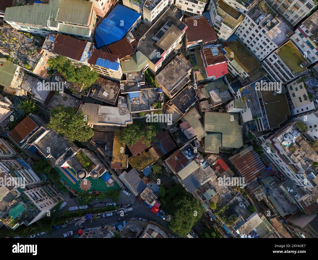 GUIYANG, CINA - 22 AGOSTO 2024 - la foto aerea mostra le case densamente affollate nel più grande villaggio di estrazione del carbone di Guiyang, a sud Foto Stock