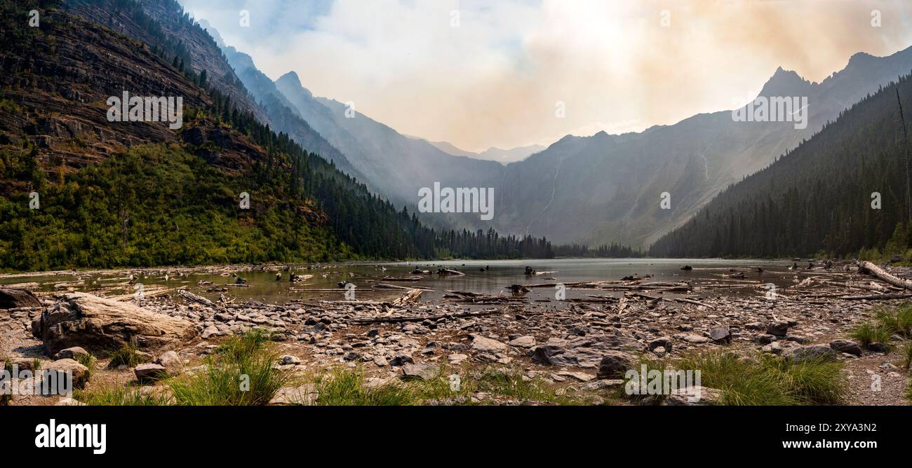 Fumo vicino al lago nel Glacier National Park Foto Stock