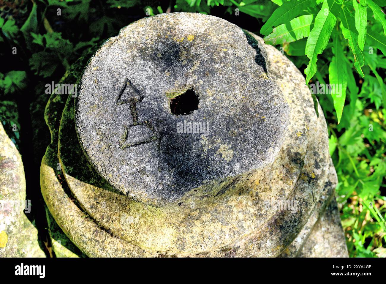 Supporto tondo della colonna di pietra con il marchio scalpellino cesellato in cima al villaggio di Blanchland Foto Stock