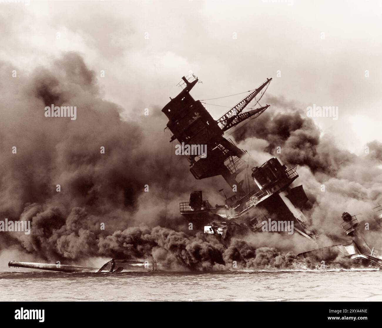 La USS Arizona (BB-39) bruciò dopo l'attacco giapponese a Pearl Harbor il 7 dicembre 1941. Foto Stock