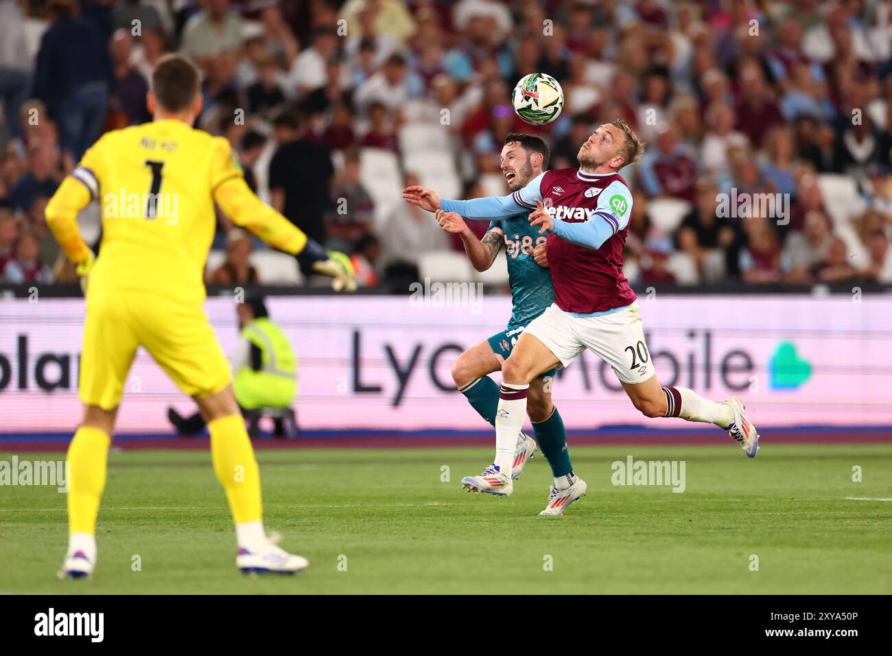 London Stadium, Londra, Regno Unito. 28 agosto 2024. Carabao Cup Second Round Football, West Ham United contro Bournemouth; Jarrod Bowen del West Ham United compete per il pallone con Adam Smith del Bournemouth Credit: Action Plus Sports/Alamy Live News Foto Stock