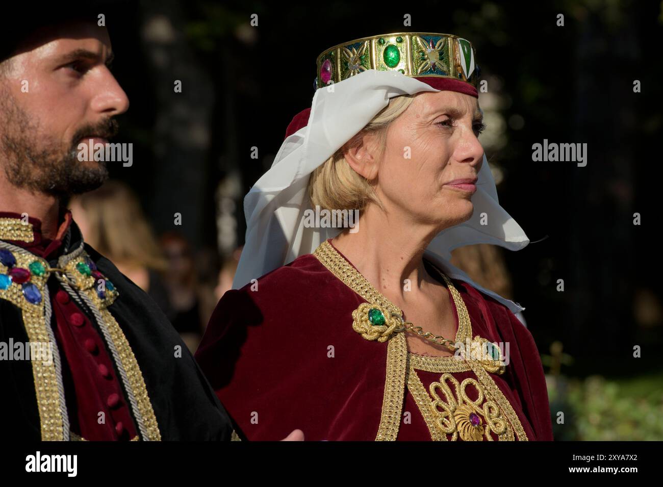 28 agosto 2024, l'aquila, Italia: Figure in abiti storici medievali durante la Processione della Toro in occasione del perdono Celestiniano a l'Aquila. Il perdono Celestiniano è un evento storico-religioso che si svolge annualmente a l'Aquila il 28 e 29 agosto ed è stato istituito da Papa Celestino V nel 1294 con l'emissione della bolla papale Inter sanctorum solemnia, con la quale ha concesso indulgenza plenaria a chiunque, dopo aver confessato e ricevuto la comunione, sia entrato nella basilica di Santa Maria di Collemaggio dai Vespri il 28 agosto a quelli del 29t Foto Stock