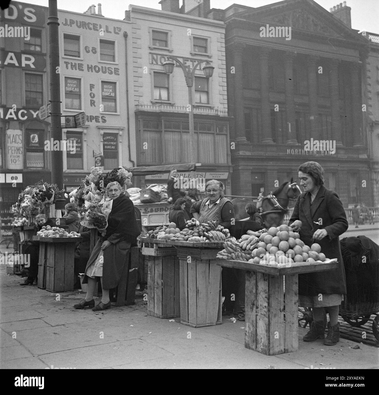 Venditori di frutta e fiori fuori dall'ufficio postale principale, a Nelson's Pillar in o'Connell Street. Dublino Irlanda 1946. Fotografia irlandese d'epoca, Foto Stock