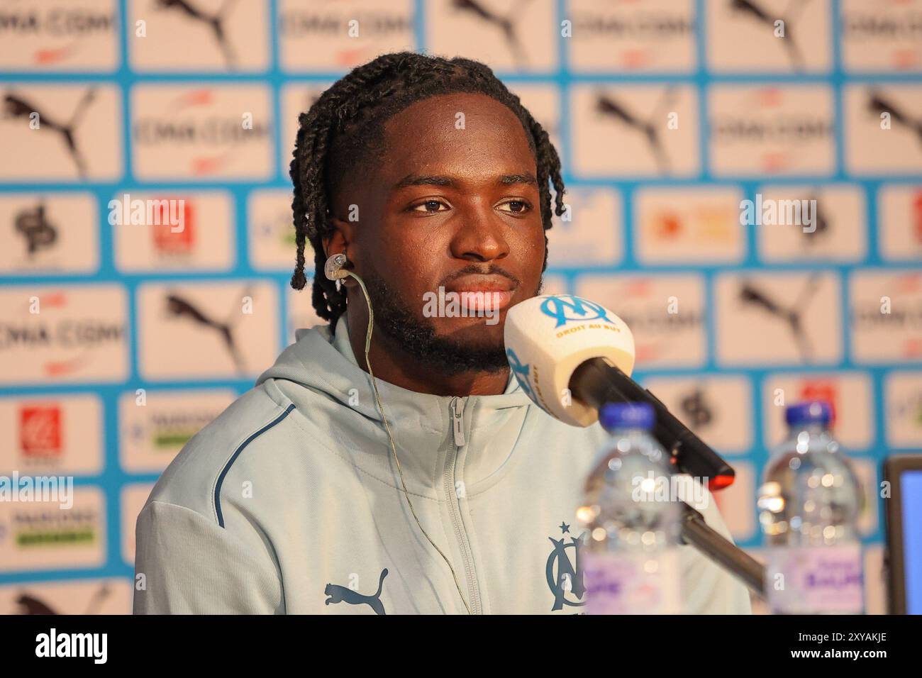 Marsiglia, Francia. 28 agosto 2024. Jonathan Rowe, nuovo giocatore dell'Olympique de Marseille, parla durante la sua presentazione alla stampa. Jonathan Rowe, 21 anni, che gioca come attaccante, è in prestito all'Olympique de Marseille dal club inglese Norwich. È stato presentato alla stampa da Fabrizio Ravanelli, ex giocatore di Marsiglia e attuale consulente sportivo. Credito: SOPA Images Limited/Alamy Live News Foto Stock