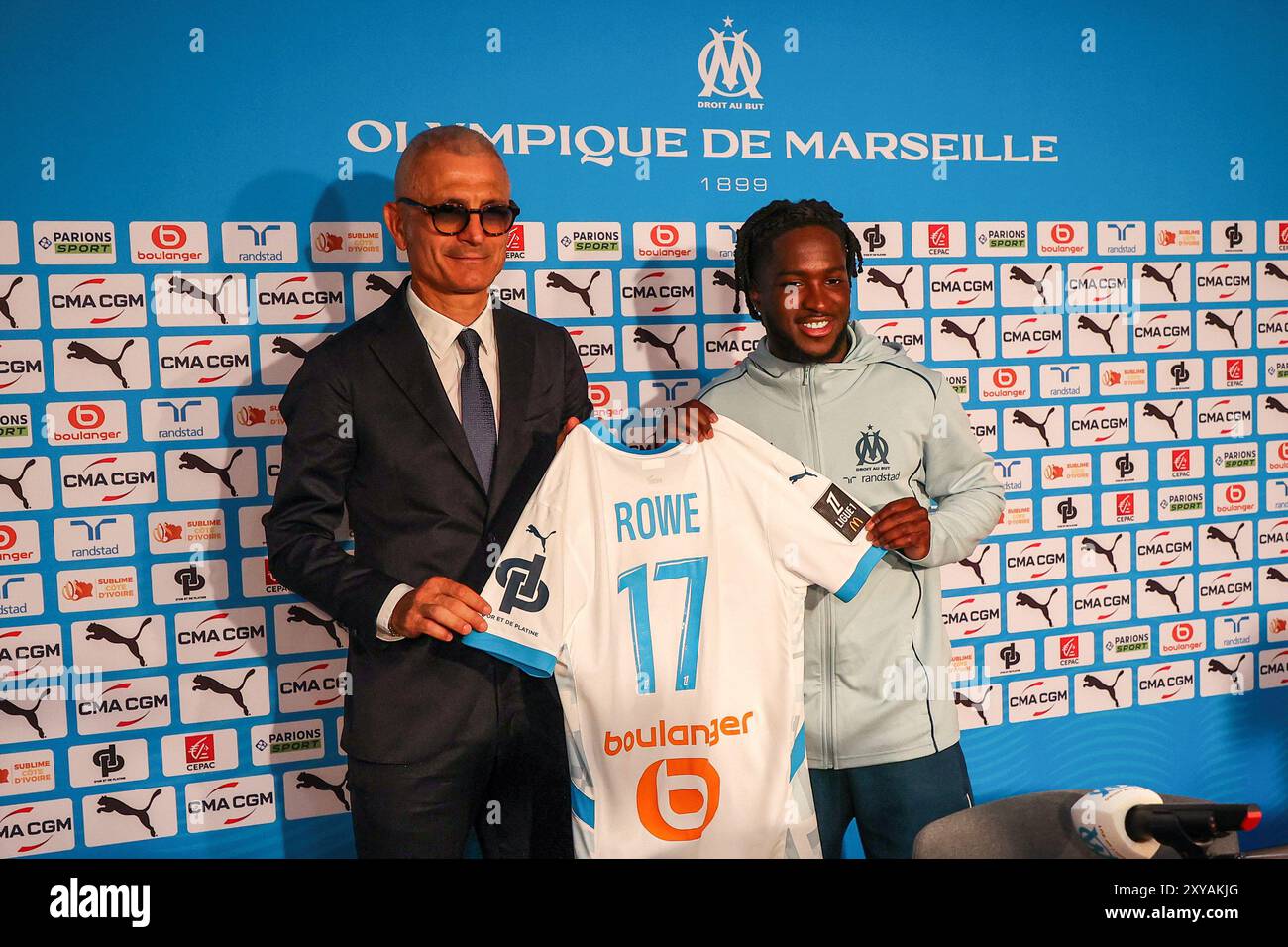 Marsiglia, Francia. 28 agosto 2024. Nuovo giocatore dell'Olympique de Marseille, Jonathan Rowe (R) durante la presentazione alla stampa di Fabrizio Ravanelli (L). Jonathan Rowe, 21 anni, che gioca come attaccante, è in prestito all'Olympique de Marseille dal club inglese Norwich. È stato presentato alla stampa da Fabrizio Ravanelli, ex giocatore di Marsiglia e attuale consulente sportivo. Credito: SOPA Images Limited/Alamy Live News Foto Stock