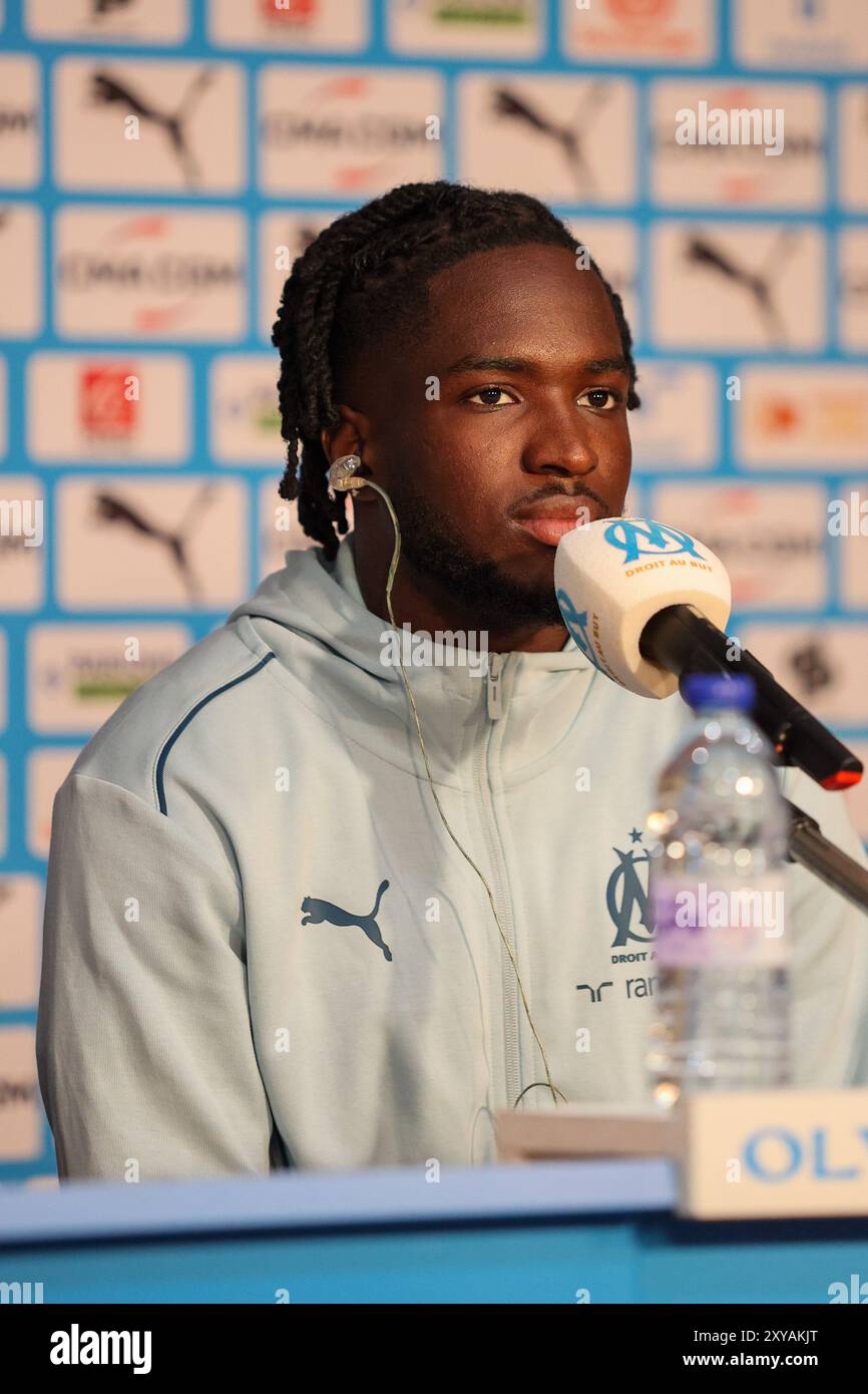 Marsiglia, Francia. 28 agosto 2024. Jonathan Rowe, nuovo giocatore dell'Olympique de Marseille, parla durante la sua presentazione alla stampa. Jonathan Rowe, 21 anni, che gioca come attaccante, è in prestito all'Olympique de Marseille dal club inglese Norwich. È stato presentato alla stampa da Fabrizio Ravanelli, ex giocatore di Marsiglia e attuale consulente sportivo. Credito: SOPA Images Limited/Alamy Live News Foto Stock