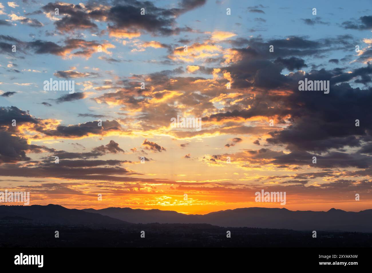 Alba colorata dietro le San Gabriel Mountains a Los Angeles, California. Foto scattata sulle colline sopra Chatsworth nella San Fernando Valley. Foto Stock