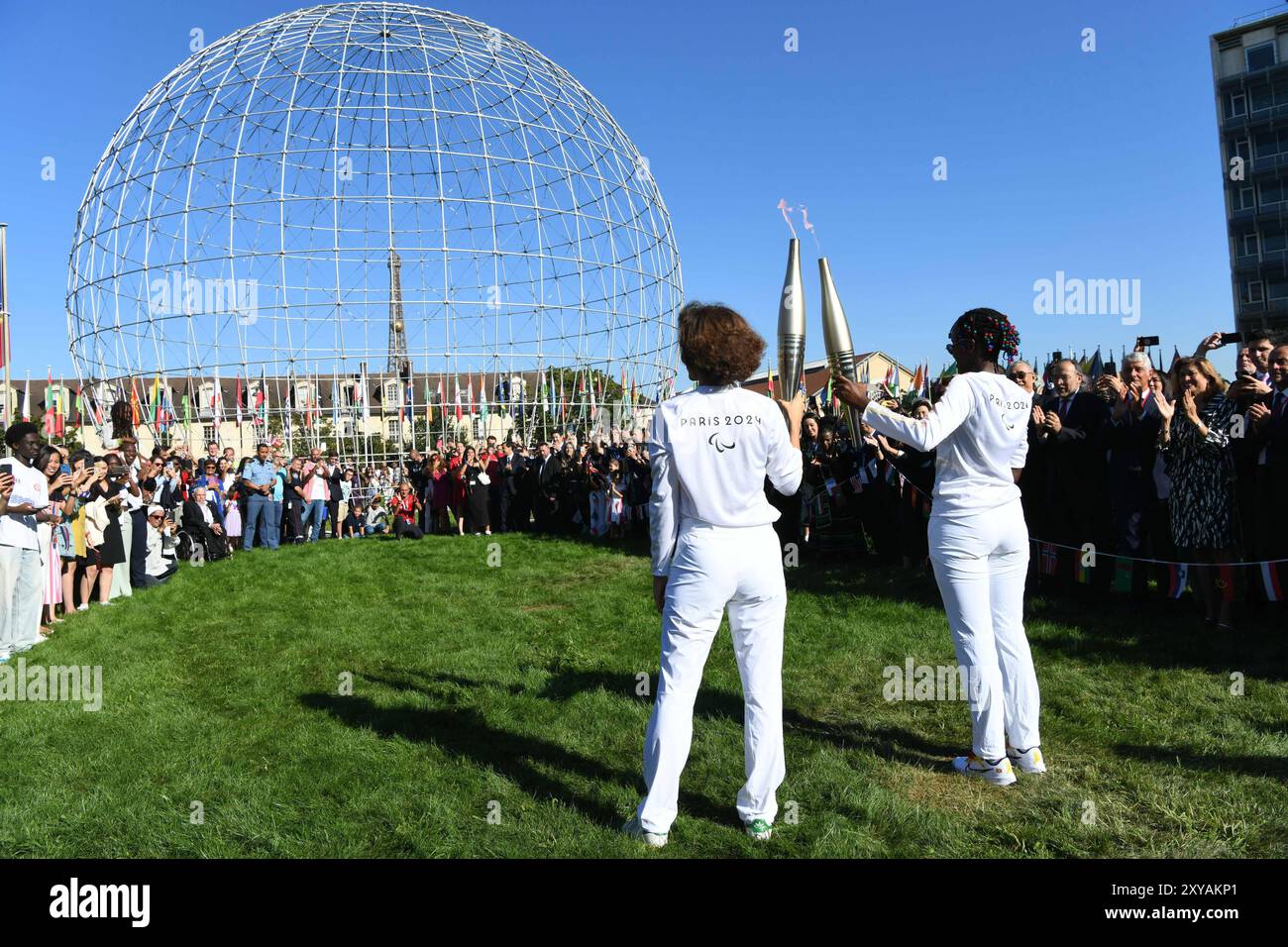 L'immagine mostra il direttore generale dell'UNESCO Azoulay (a sinistra) che partecipa alla torcia quel giorno. Parigi, Francia.28 agosto 2024.il 28 agosto, ora locale, la staffetta paralimpica di Parigi si è tenuta presso la sede dell'UNESCO a Parigi, in Francia. Credito: Li Yang/China News Service/Alamy Live News Foto Stock