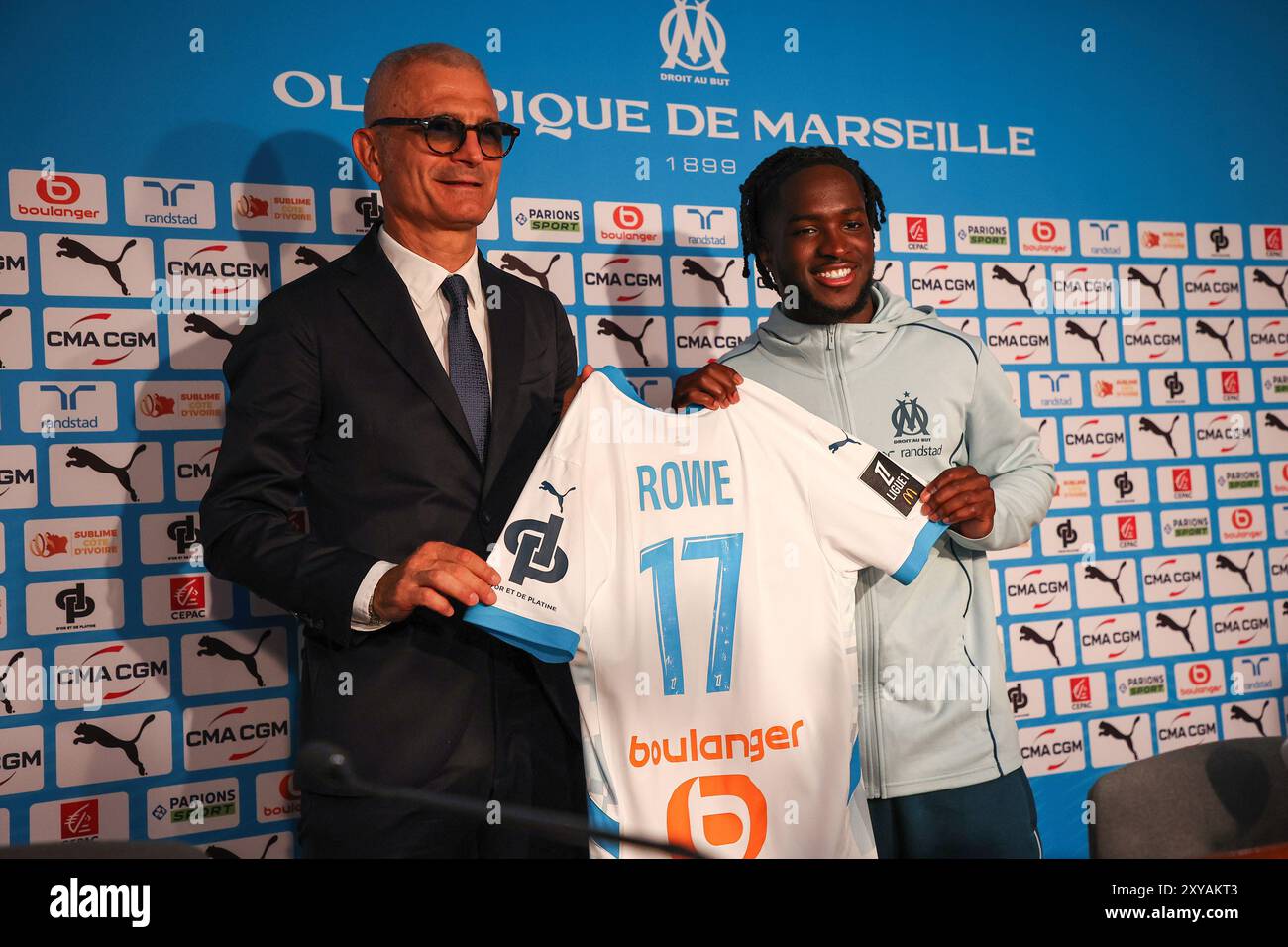 Marsiglia, Francia. 28 agosto 2024. Nuovo giocatore dell'Olympique de Marseille, Jonathan Rowe (R) durante la presentazione alla stampa di Fabrizio Ravanelli (L). Jonathan Rowe, 21 anni, che gioca come attaccante, è in prestito all'Olympique de Marseille dal club inglese Norwich. È stato presentato alla stampa da Fabrizio Ravanelli, ex giocatore di Marsiglia e attuale consulente sportivo. (Foto di Denis Thaust/SOPA Images/Sipa USA) credito: SIPA USA/Alamy Live News Foto Stock