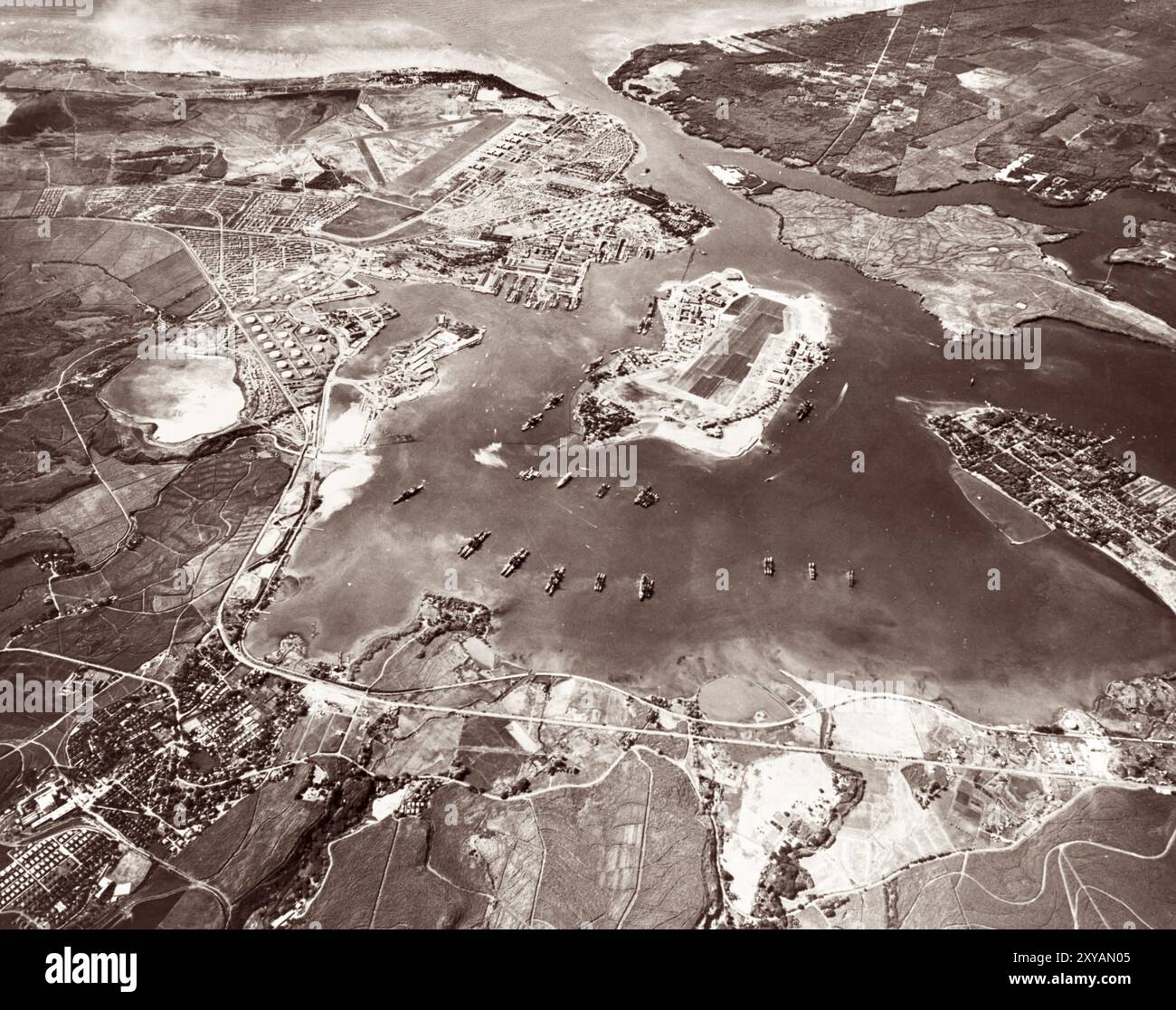 Vista aerea della base operativa navale di Pearl Harbor, 30 ottobre 1941, poco più di un mese prima dell'attacco giapponese. La Ford Island Naval Air Station si trova al centro, con il Pearl Harbor Navy Yard appena oltre, dall'altra parte del canale. L'aeroporto in alto a sinistra è l'Hickam Field dell'esercito. Foto Stock