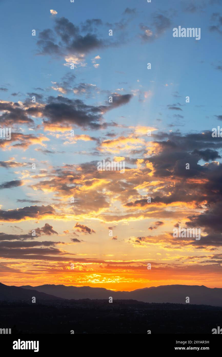 Alba colorata dietro le San Gabriel Mountains a Los Angeles, California. Foto verticale scattata sulle colline sopra Chatsworth nel San Fernando V. Foto Stock