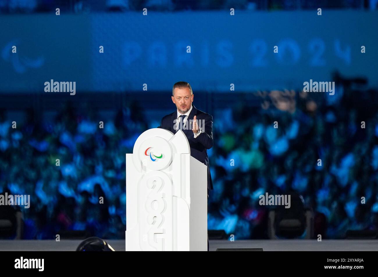 Parigi, Francia. 28 agosto 2024. Il presidente del Comitato paralimpico Internazionale Andrew Parsons parla durante la cerimonia di apertura dei Giochi paralimpici di Parigi 2024 a Parigi, Francia, 28 agosto 2024. Crediti: Zhang Cheng/Xinhua/Alamy Live News Foto Stock