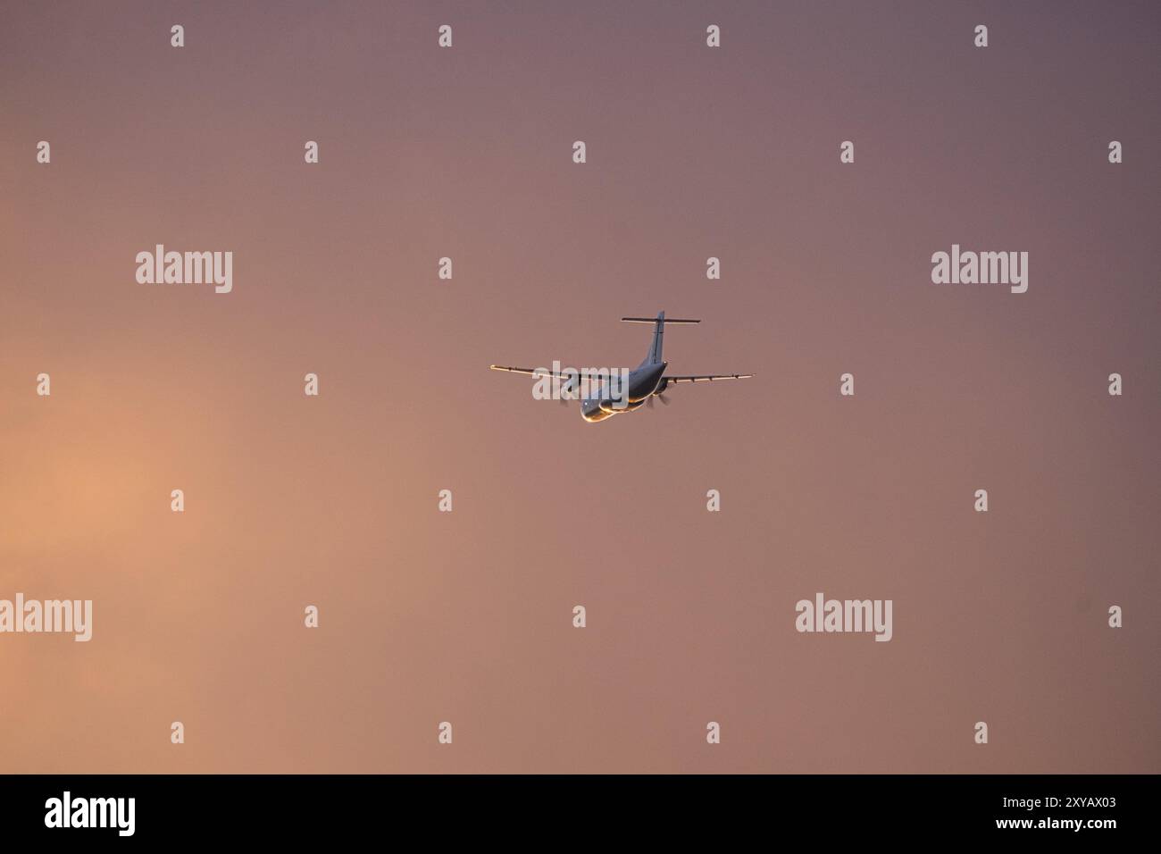 Aereo nel cielo blu verso la destinazione delle vacanze. Una macchina passeggeri che porta gli ospiti al resort Foto Stock