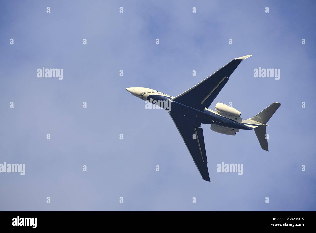Aereo nel cielo blu verso la destinazione delle vacanze. Una macchina passeggeri che porta gli ospiti al resort Foto Stock