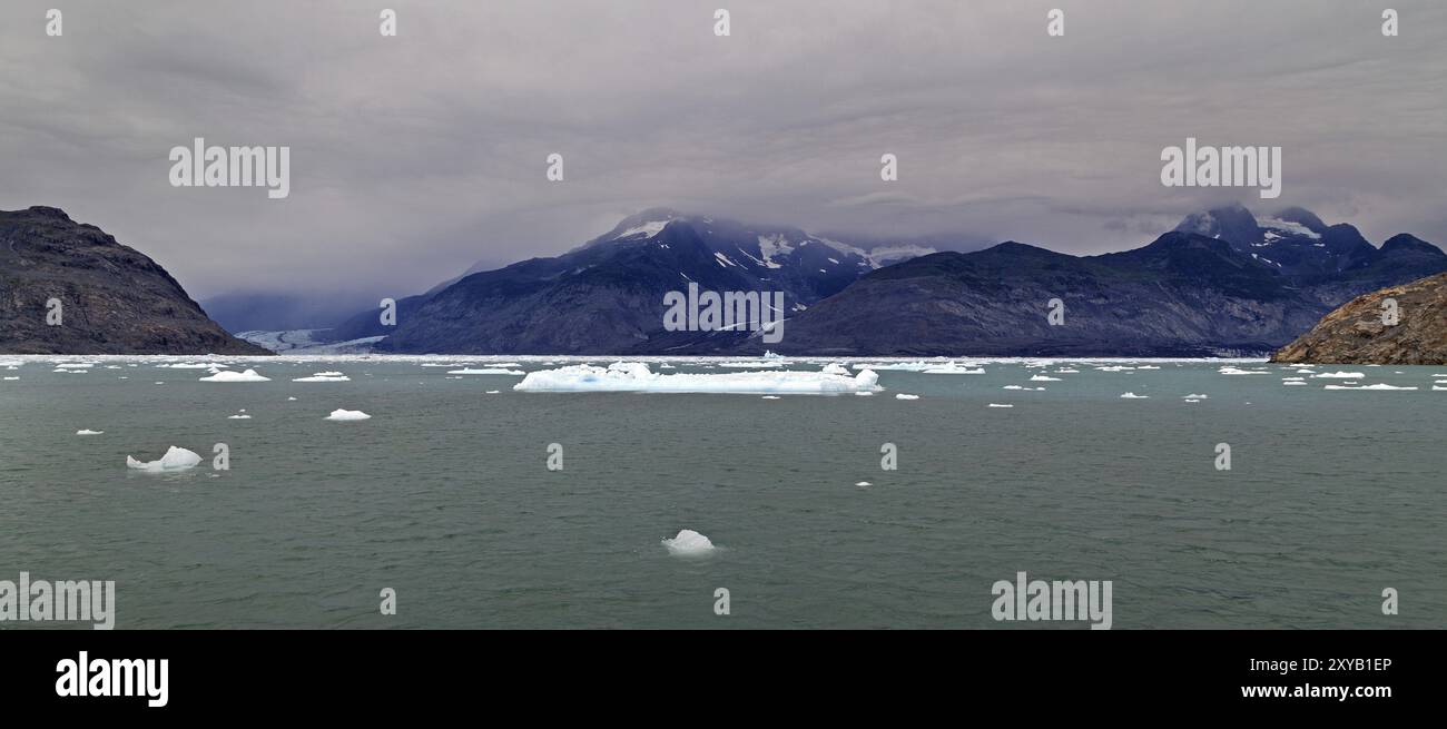 La costa dell'Alaska nel parco marino statale di Shoup Bay con il ghiacciaio Columbia Foto Stock