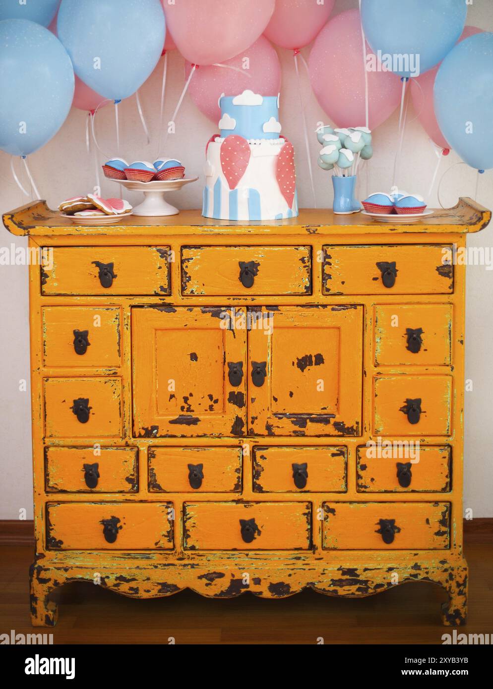 Elegante tavolo dolce con grande torta, tortine, torta pops sulla cena o festa evento Foto Stock