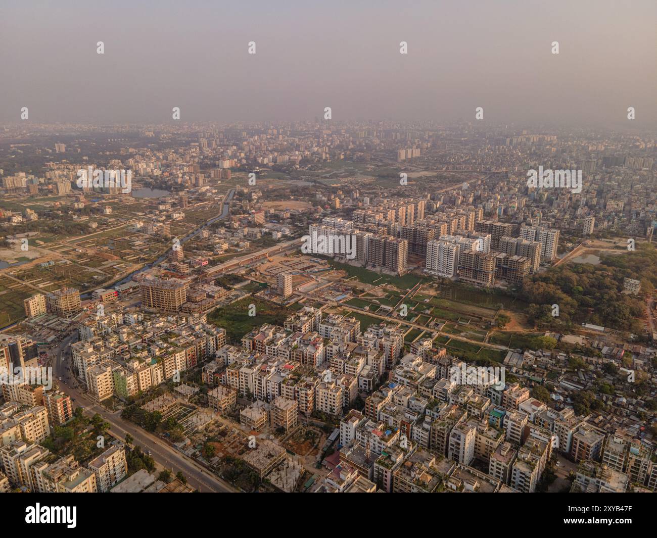 Vista aerea panoramica della città di Dacca - vivace paesaggio urbano del Bangladesh Foto Stock