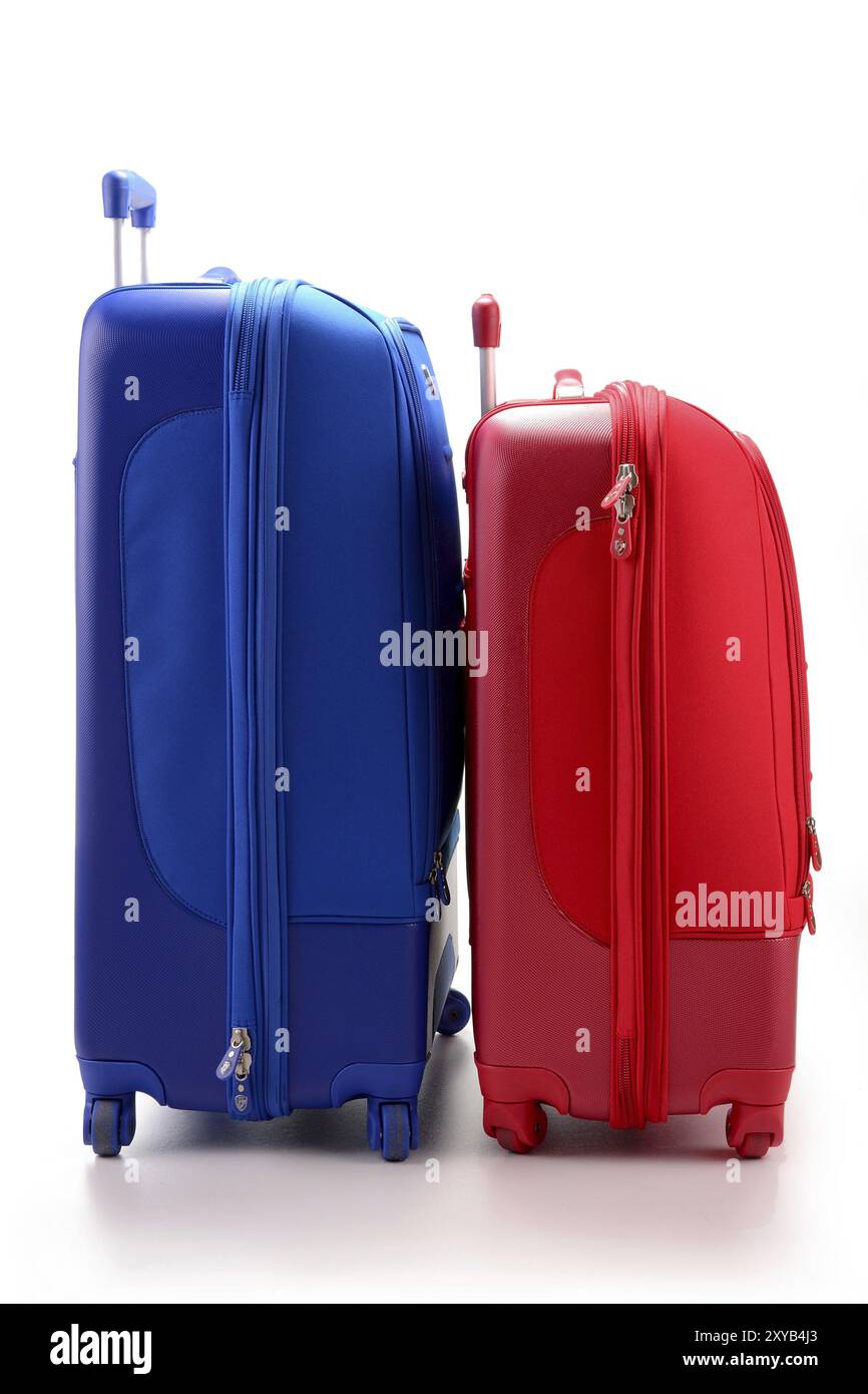 Bagagli costituito da grandi valigie isolato su bianco Foto Stock
