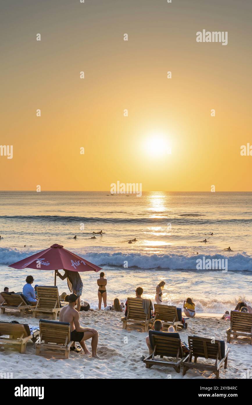 Surfisti e bagnanti, spiaggia, vacanze, tramonto, viaggi, vacanze al mare, turismo, sole serale, atmosfera serale, rilassato, relax, ombrellone, sole, bellezza, Foto Stock