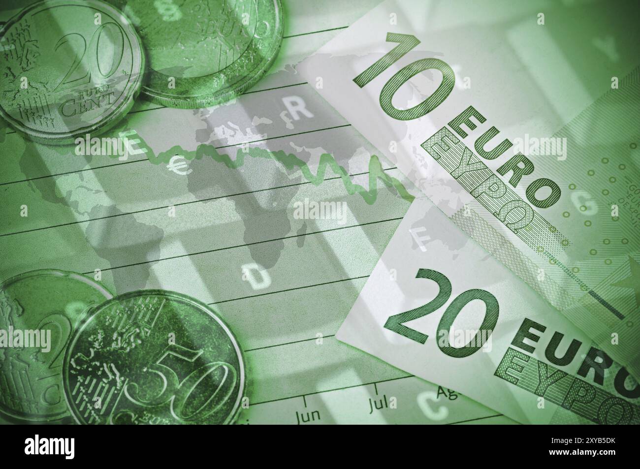 Un paio di banconote e monete sopra un grafico insieme a una mappa del mondo e una tastiera per computer Foto Stock