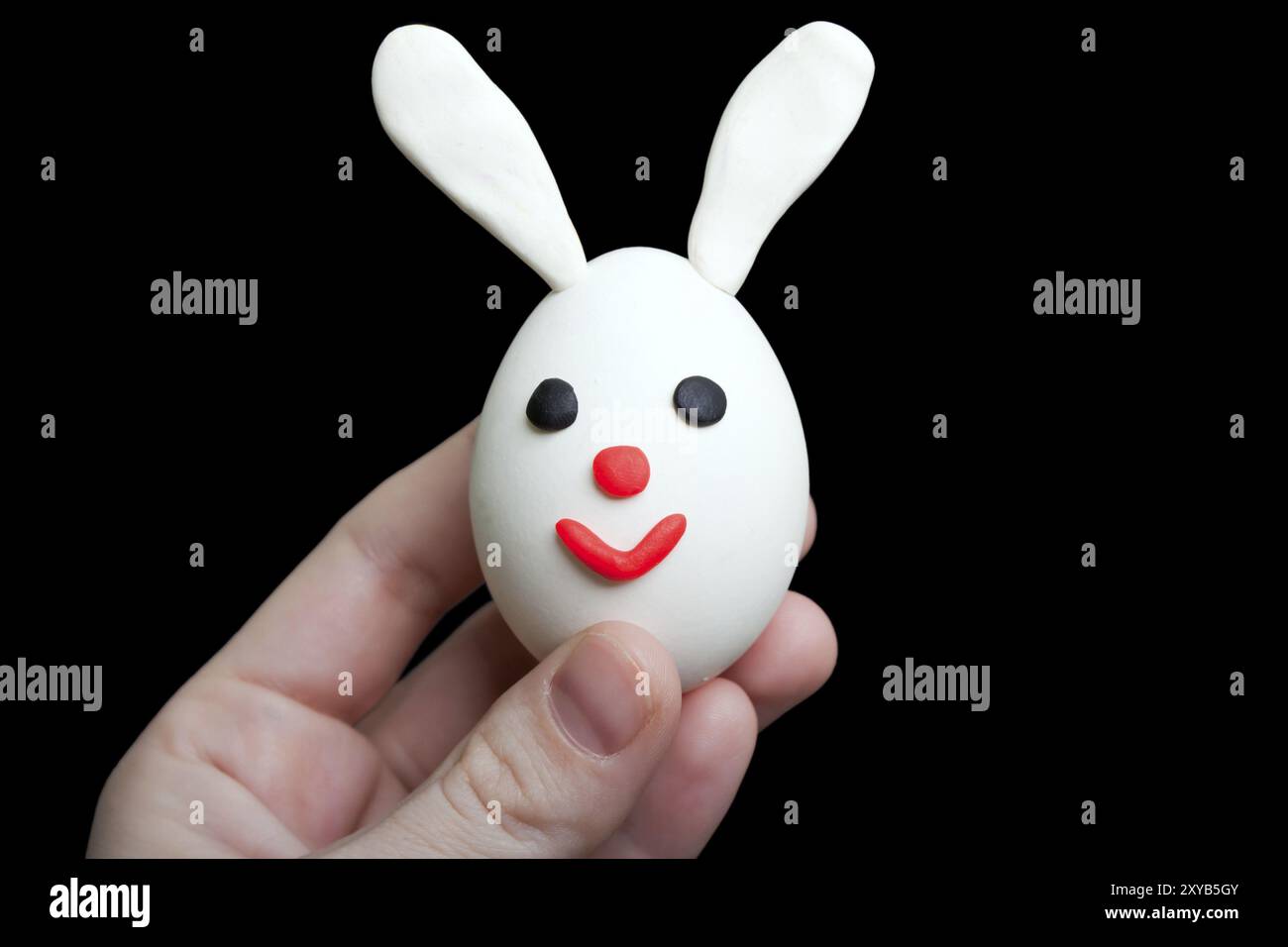 Multi colore vernice ornati in vacanza di Pasqua coniglio uovo Foto Stock