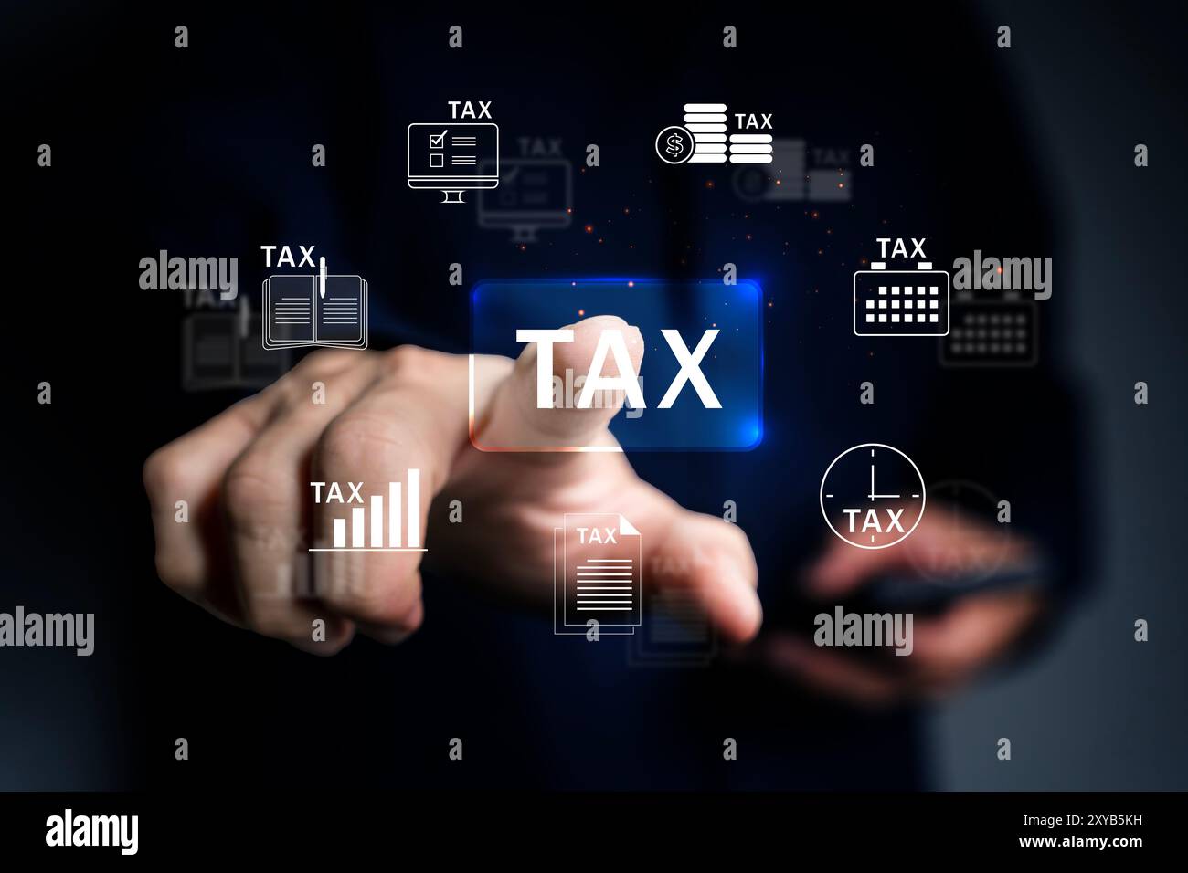 E-tax, uomo d'affari mostra online LE IMPOSTE per il modulo di dichiarazione dei redditi individuali per il concetto di pagamento delle imposte. Governo, tasse statali. Analisi dei dati, documentazione, f Foto Stock