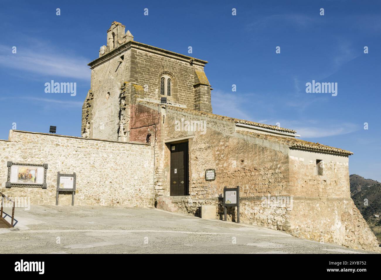 primitiva iglesia parroquial de Nuestra Senora de la Encarnacion, sigloXVII, Castillo de Alora, siglo X, Cerro de Las Torres. monumento nacional, Alor Foto Stock