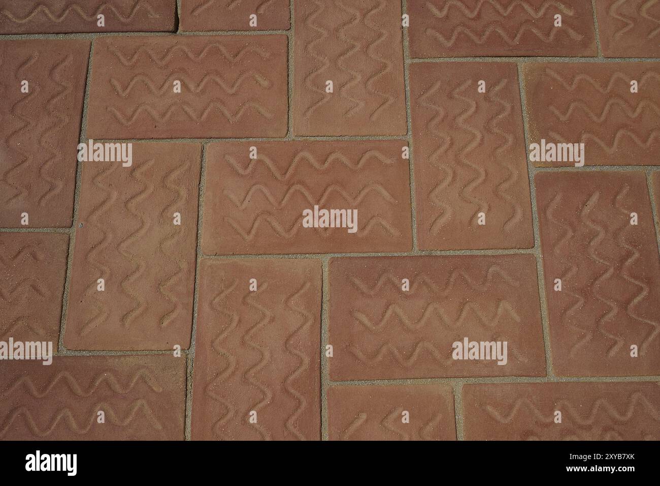 Piastrelle per pavimenti in terracotta con motivi geometrici a zigzag, mattoni Patmos cotto, produzione tradizionale di mattoni, Kampos, Patmos, Dodecaneso, greco io Foto Stock