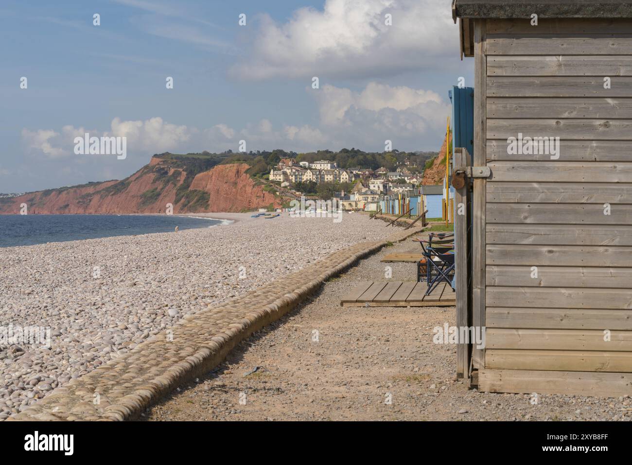 Budleigh Salterton visto dalla spiaggia di ciottoli con alcune delle cabine mare, Jurassic Coast, Devon, Regno Unito Foto Stock