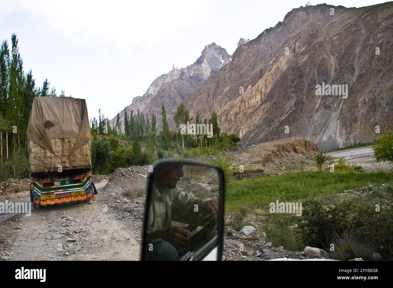 Camion pakistani sulla Karakoram Highway in Pakistan. Foto Stock