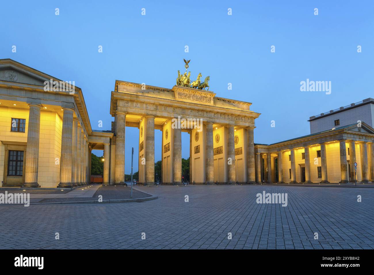 Porta di Brandeburgo (porta di Brandeburgo) di notte, Berlino, Germania, Europa Foto Stock