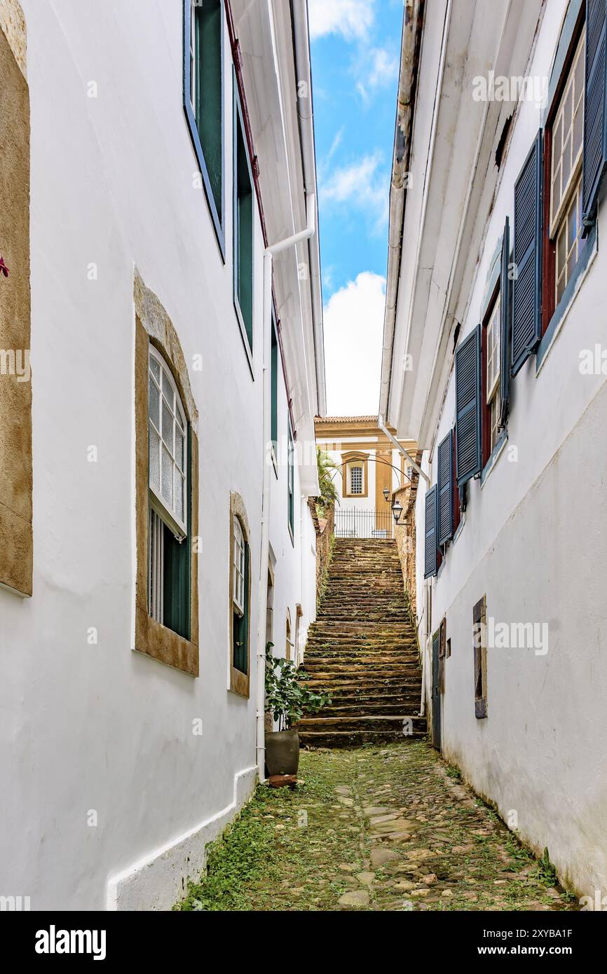 Vecchia strada di ciottoli con le case in architettura coloniale nella famosa città di Ouro Preto Minas Gerais Foto Stock