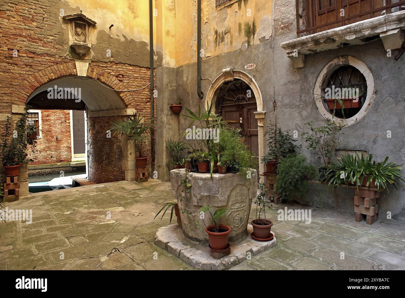 Un piccolo cortile con accesso all'acqua Foto Stock Un piccolo cortile con accesso all'acqua Foto Stock