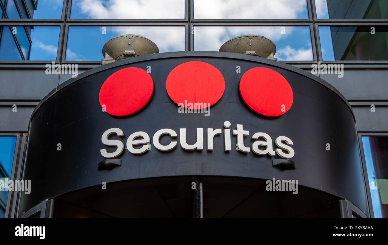 Insegna e logo all'ingresso di un edificio che ospita un'agenzia Securitas. Securitas AB è una società svedese specializzata in sicurezza privata Foto Stock