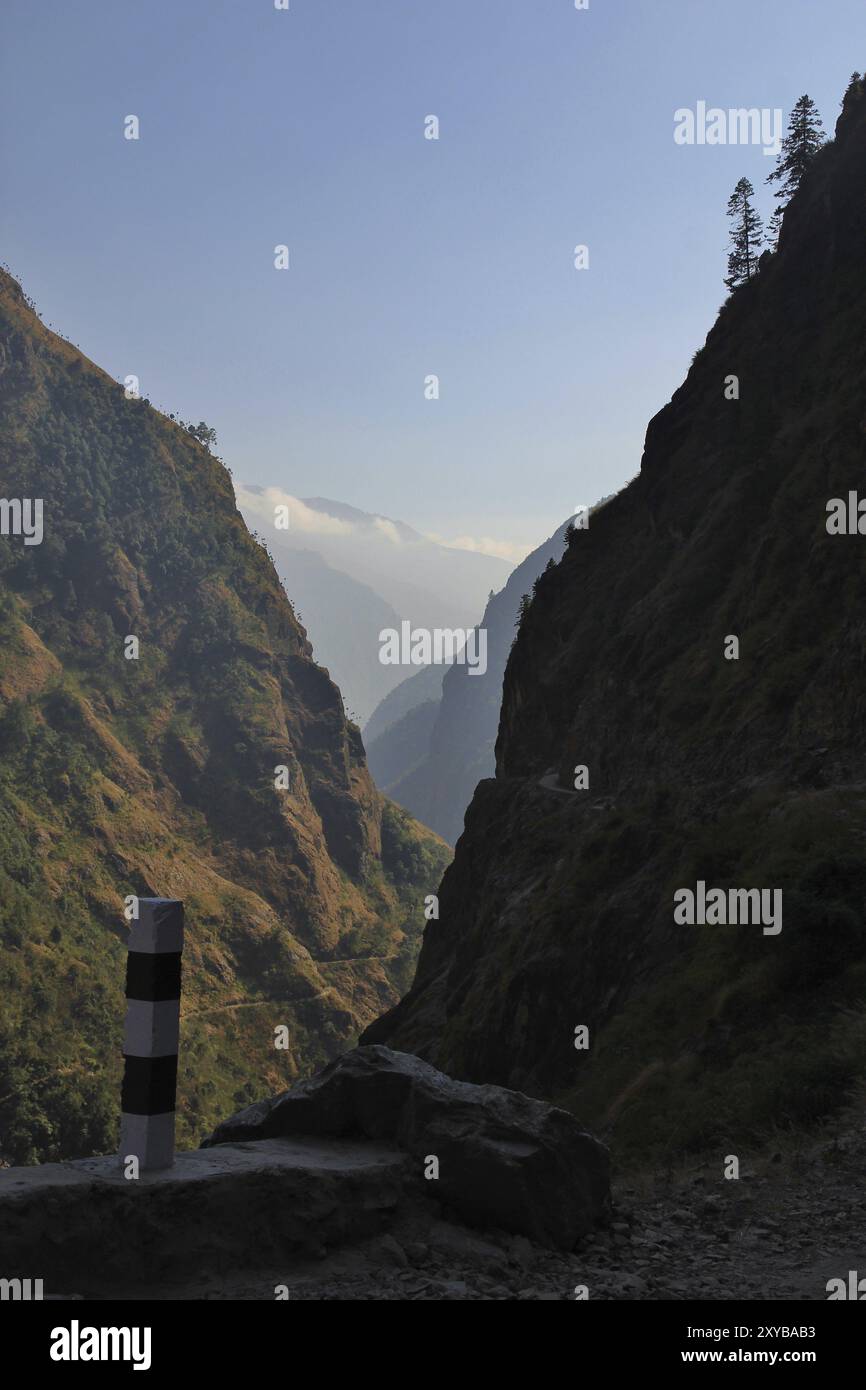 Scena sulla strada per Chame, Annapurna Conservation area, Nepal. Valle stretta e profonda Foto Stock