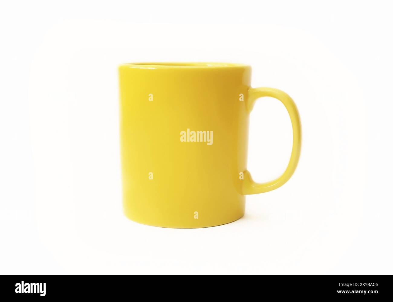 Giallo mug isolati su sfondo bianco Foto Stock