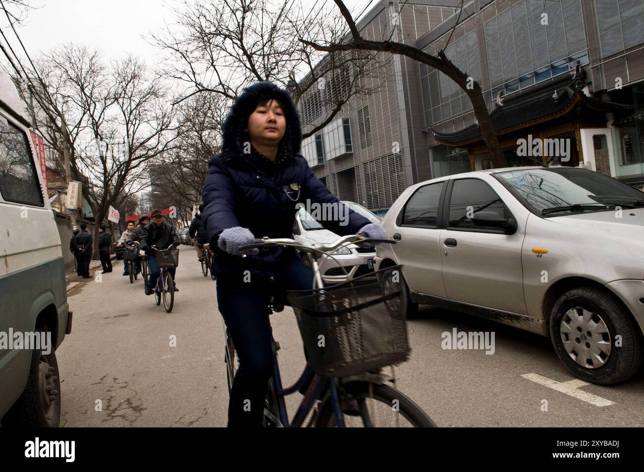 Una piccola strada laterale accanto ad un nuovo complesso moderno costruito su un vecchio quartiere cinese a Nanchino, in Cina. Foto Stock