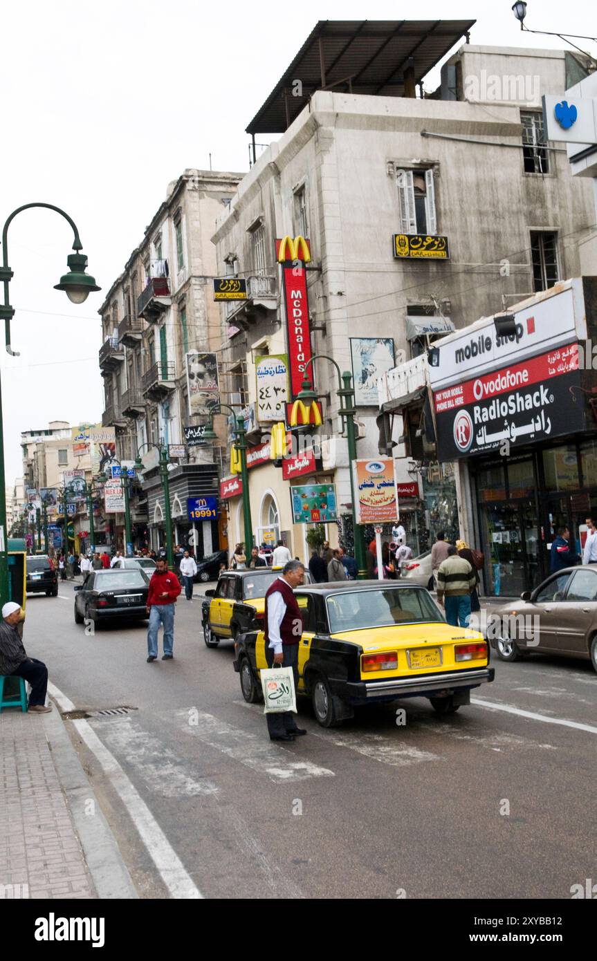 Camminando attraverso il vecchio centro commerciale di Alessandria, in Egitto. Foto Stock
