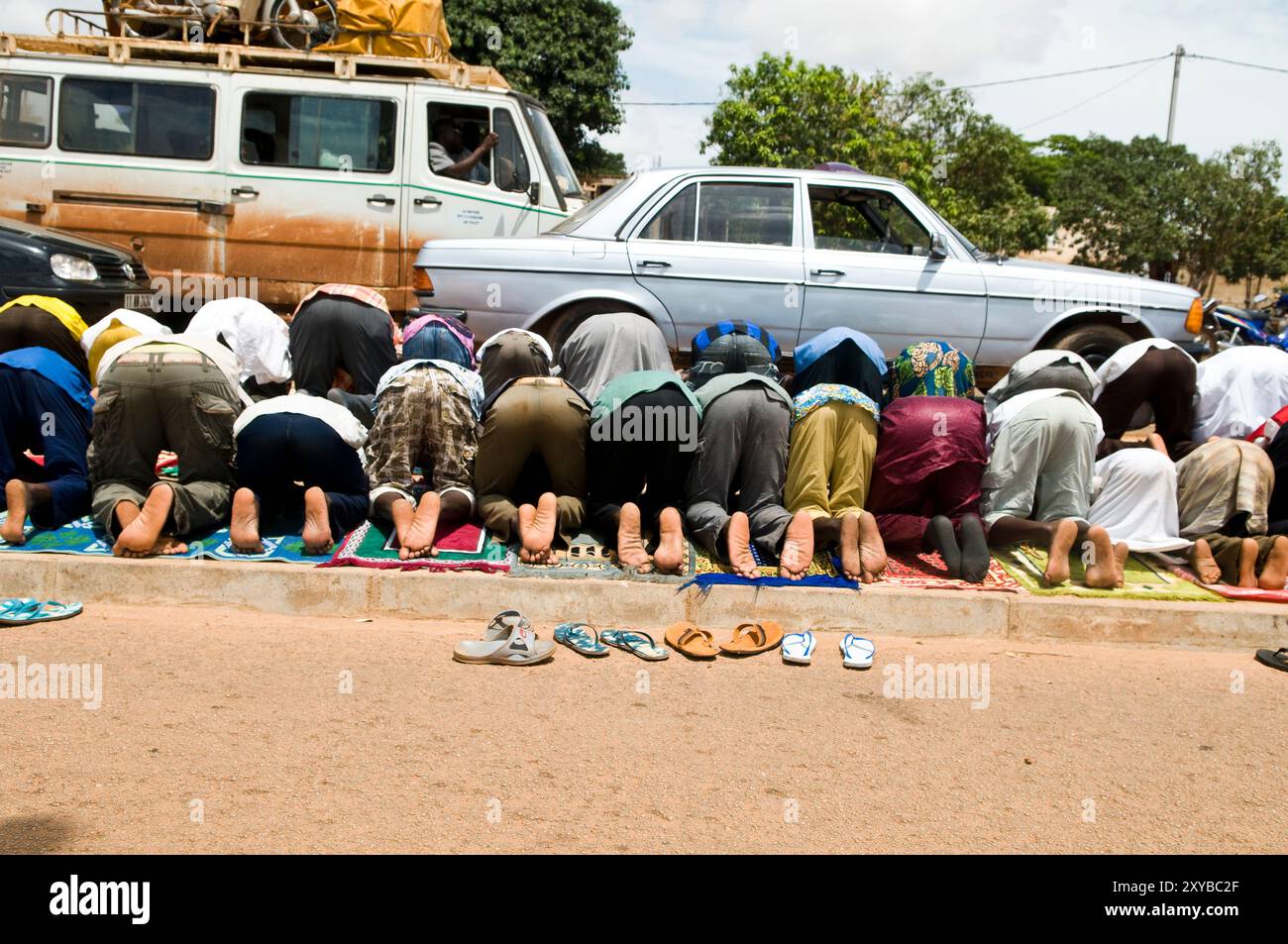 Il venerdì preghiera in mezzo alla strada a Ouagadougou, Burkina Faso. Foto Stock