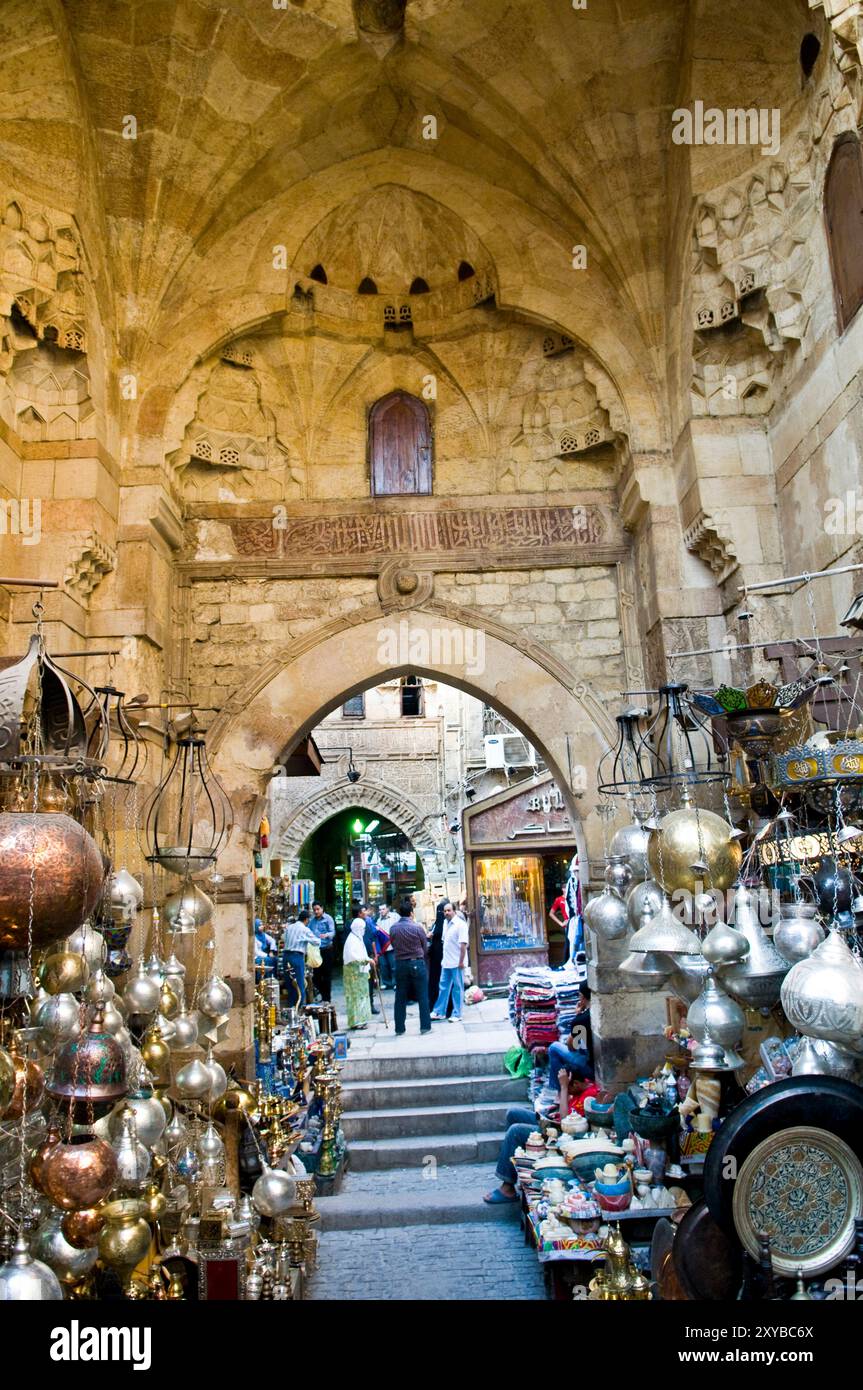 Il vecchio mercato di strette strade di Khan El Khalili al Cairo, in Egitto. Foto Stock