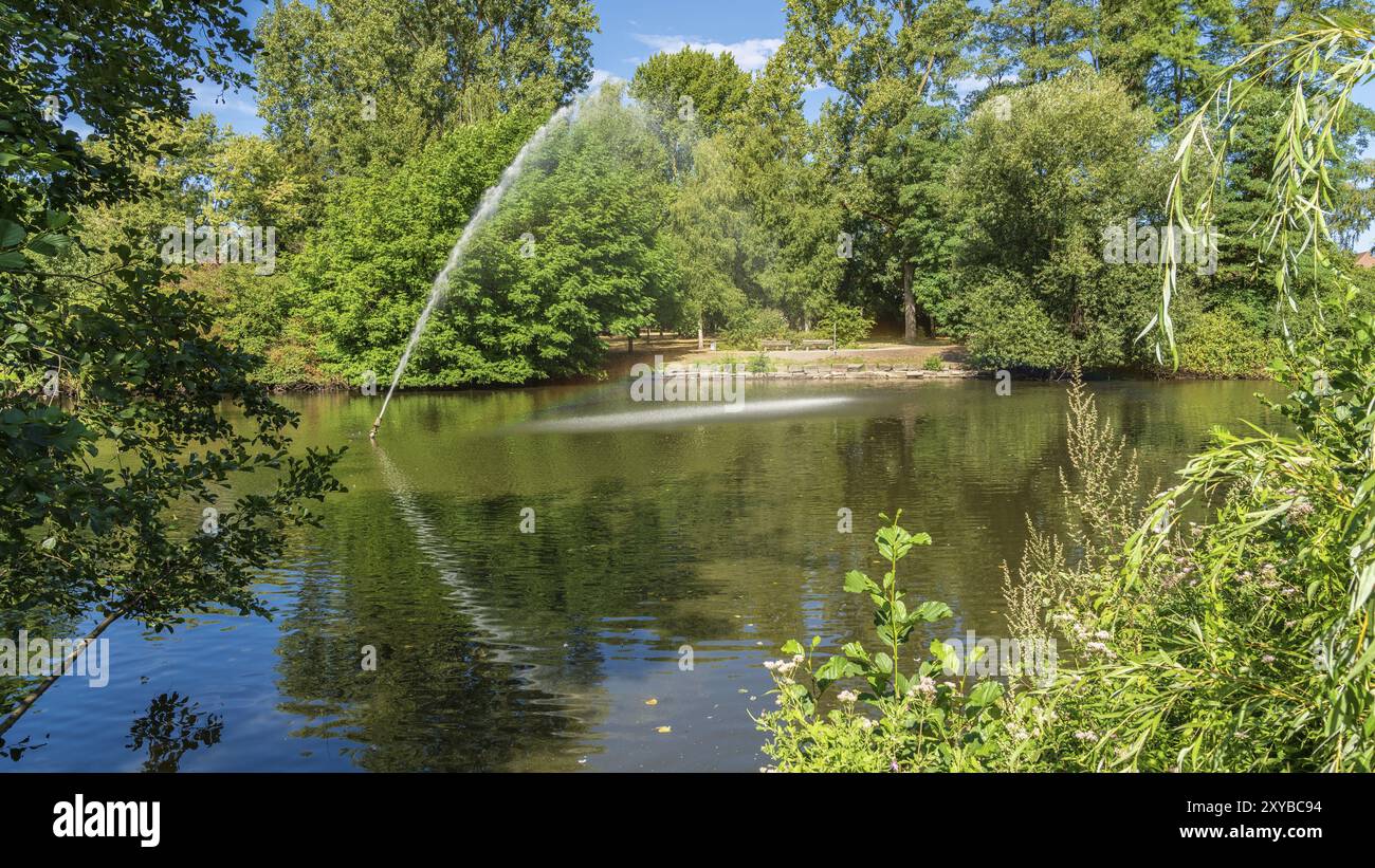 Vista sullo stagno del parco a Sterkrade, Oberhausen, Renania settentrionale-Vestfalia, Germania, Europa Foto Stock