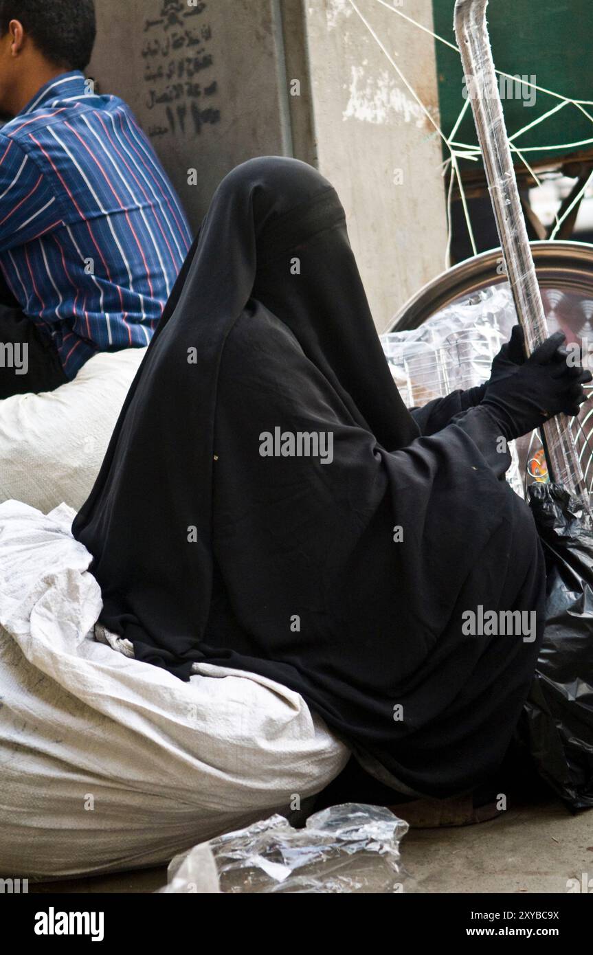 Una donna velata nei vivaci mercati del Cairo islamico, del Cairo, in Egitto. Foto Stock