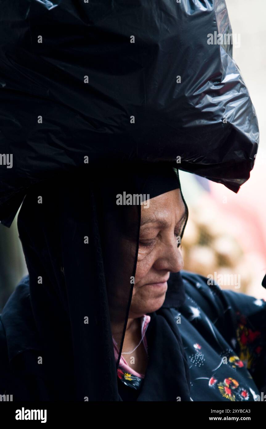 Una donna egiziana nei vivaci mercati islamici del Cairo, del Cairo, dell'Egitto. Foto Stock