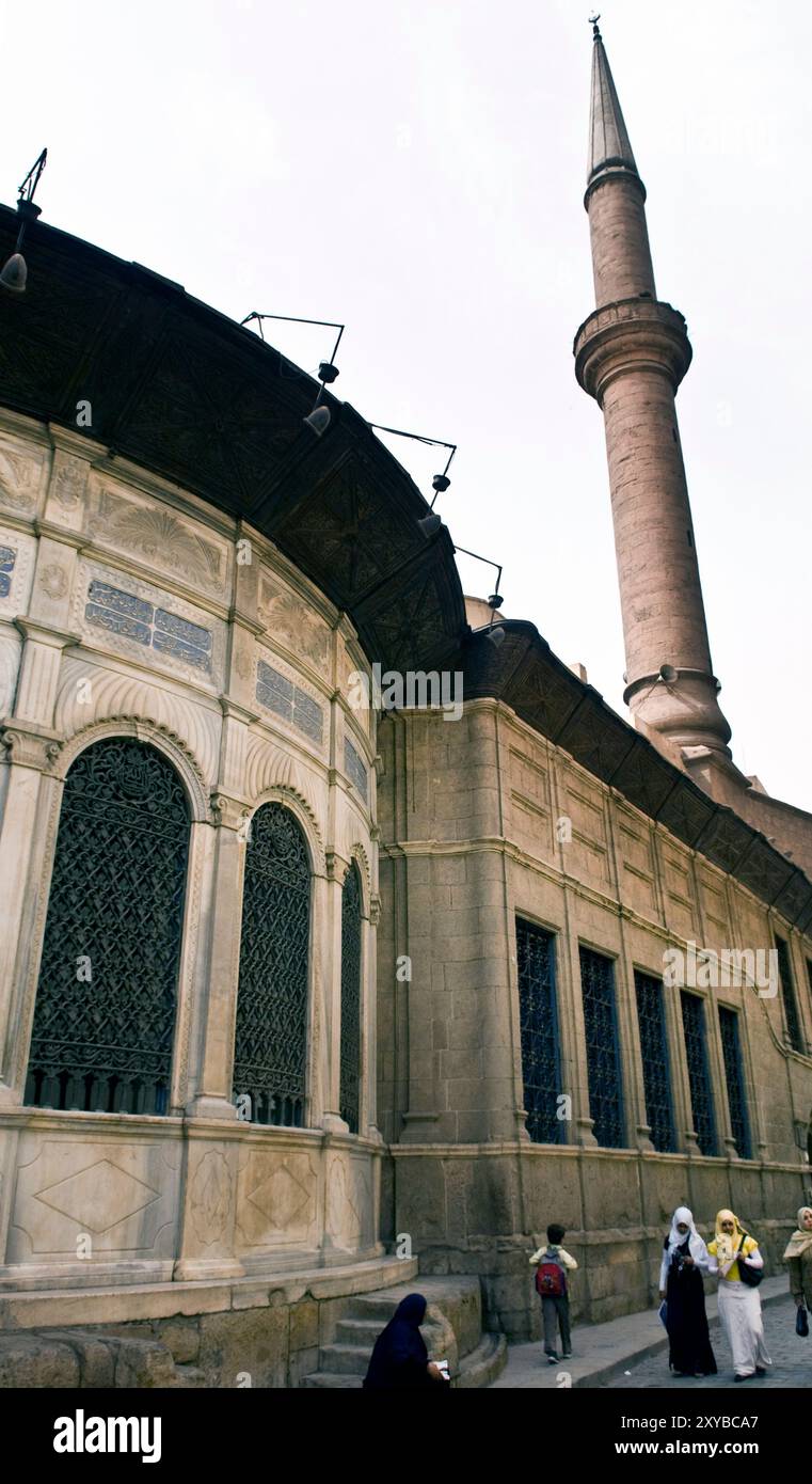 Moschea-Sabil di Sulayman Agha al-Silahdar vista da Muizz Street nel Cairo islamico, il Cairo, Egitto. Foto Stock