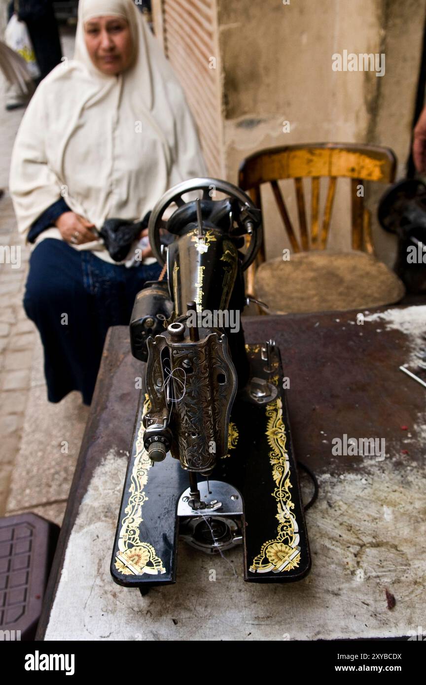 Un vecchio cantante semina la macchina è ancora in uso in Cairo Foto Stock